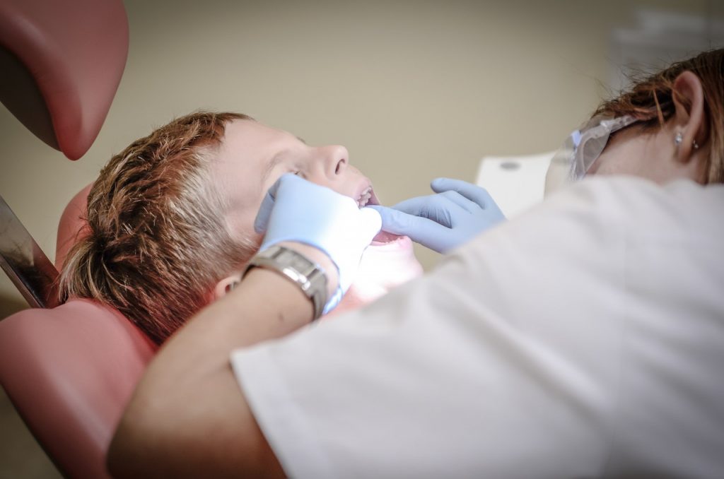 Wszystko co musisz wiedzieć o leczeniu zębów u dzieci